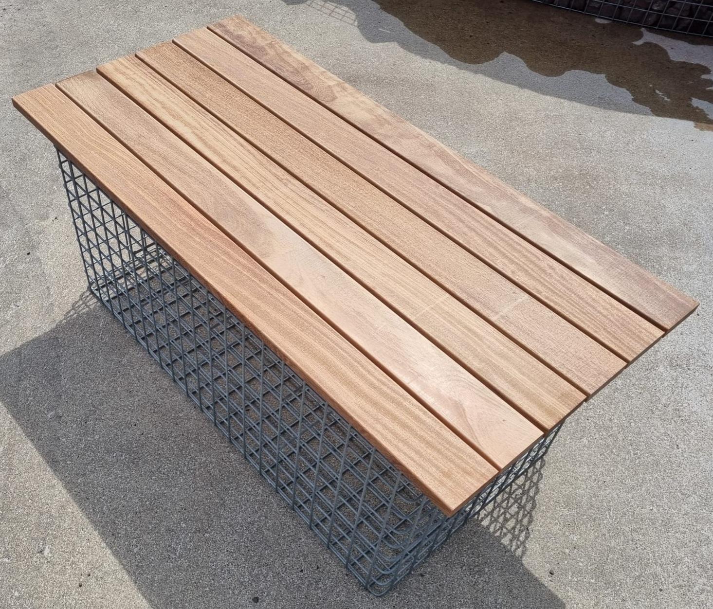 Gartenbank Cumaru 102 x 45 x 52 cm, MW 5 x 5 cm, feuerverzinkt